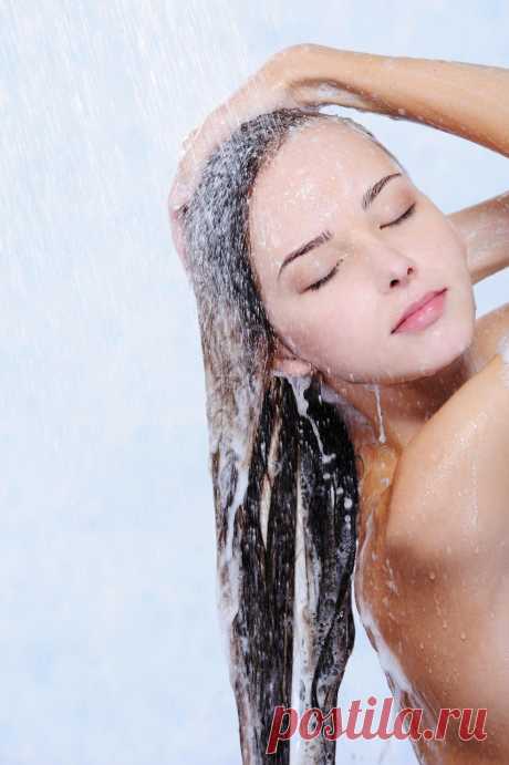 Как смягчить воду для мытья волос: полезные советы Парикмахеры советуют использовать для мытья головы только мягкую воду. Эффективные способы смягчить жесткую воду в домашних условиях - в нашей статье!