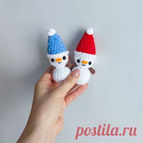 PDF Снеговичок крючком. FREE crochet pattern; Аmigurumi toy patterns. Амигуруми схемы и описания на русском. Вязаные игрушки и поделки своими руками #amimore - плюшевый снеговик к Новому году, новогодний снеговичок в шапочке, маленькие снеговички из плюшевой пряжи.