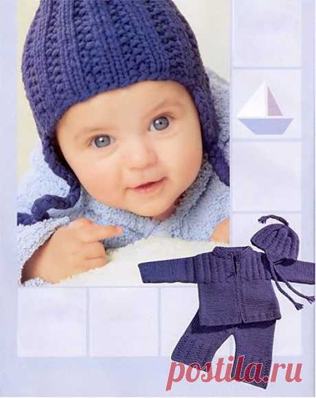 Жакет, штанишки и шапочка синего цвета.