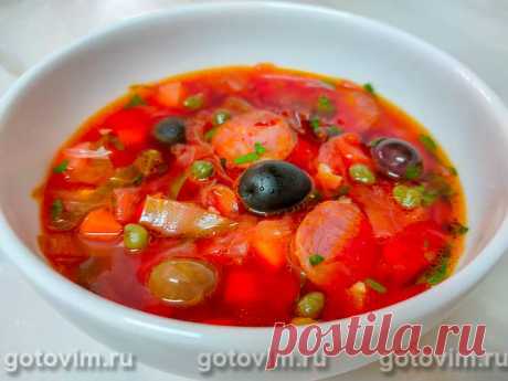 Португальский свекольный суп с чоризо, каперсами и маслинами.