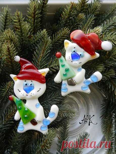 Магнит &quot;Котейко с елкой&quot; - белый,кот,Новый год,магнит,елка,елка новогодняя
