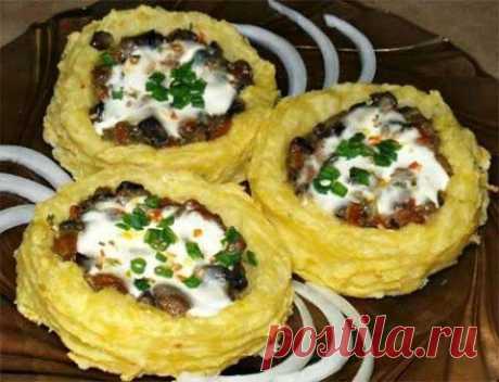 Картофельные гнезда с грибами в чесночно-сметанном соусе | Домашняя кулинария