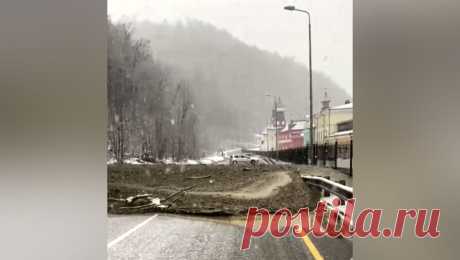 Появилось видео с места схода оползня на ж/д пути около Сочи. Появились кадры с места схода оползня на железнодорожные пути в районе поселка Дагомыс, недалеко от Сочи. Видео опубликовал Telegram-канал &quot;ЧП Сочи&quot;. Оползень сошел с горы прямо на на железную дорогу. Это произошло из-за ...