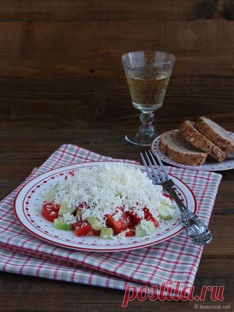 Шопский салат - beecook.net Шопский салат - пожалуй, один из самых известных болгарских салатов. Свое название он получил в честь шопов - этнической группы болгар, проживающей около Софии, в районе горы Витоша.