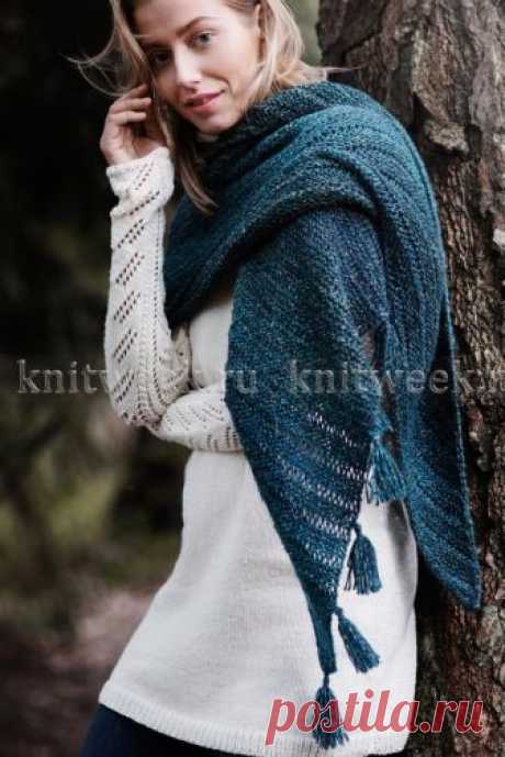 Треугольная меланжевая шаль связана на спицах платочной вязкой со снятыми петлями. / knitweek.ru