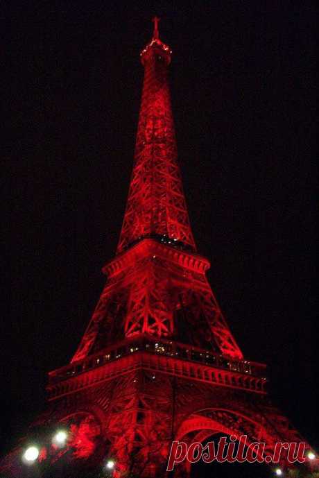 Эйфелева башня ночью, в красной подсветке.