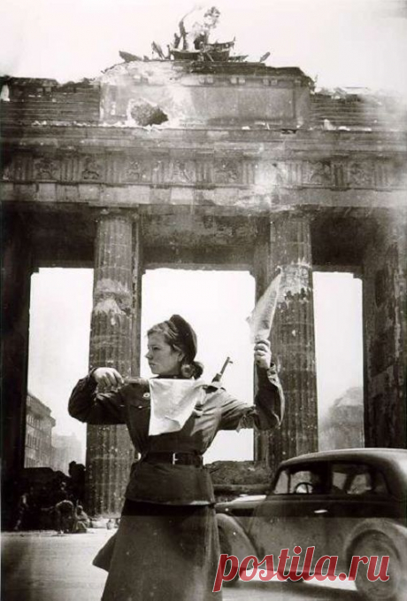 Russian soldier directs traffic at the Brandenburg Gate. Berlin, 1945. Boris Puschkin