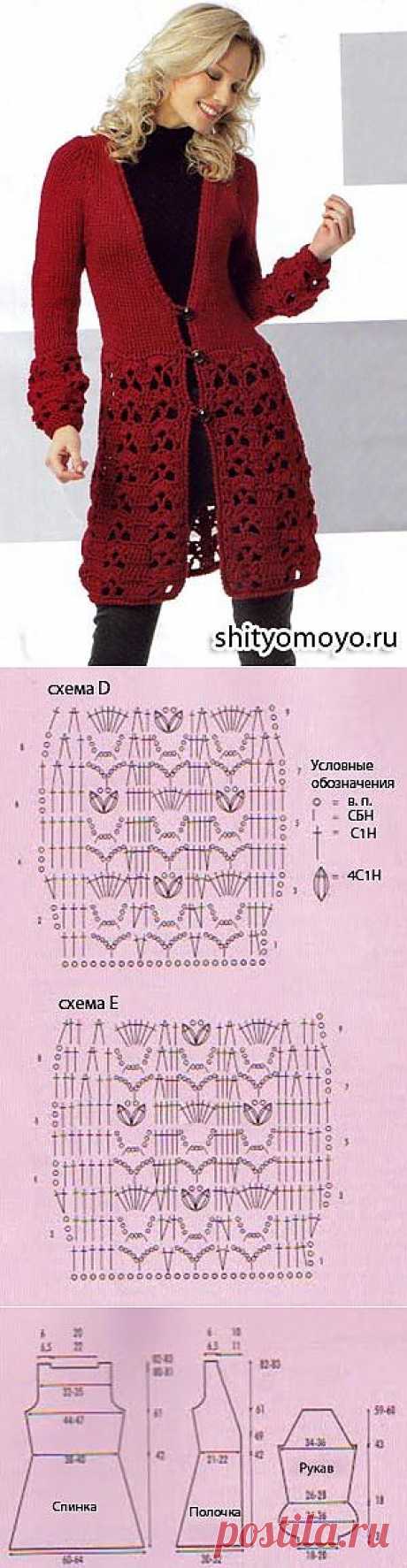 Красный кардиган, связанный спицами и крючком.