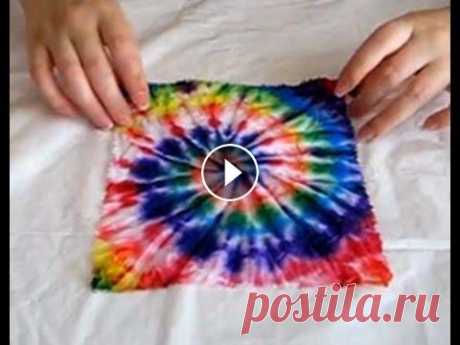 Видео мастер-класс по узелковому батику узор «спираль» tie-dye DIY На примере салфетки 20см на 20см показано как можно расписывать ткань, что бы получилась радужная спираль расходящаяся из центра. Материалы: салфетка ...