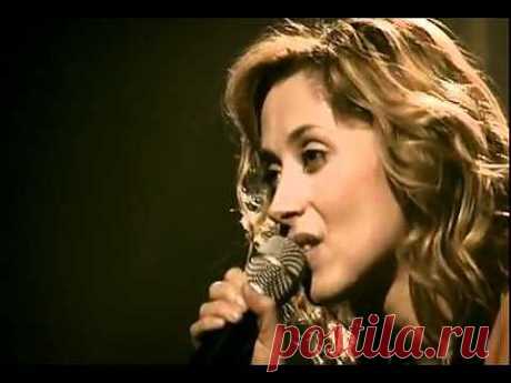 ▶ Lara Fabian - Je t'aime (Мурашки по коже) - YouTube
Первый концерт Лары Фабиан после смерти любимого человека Грегори Леморшаля. Она вышла, но не смогла запеть. И тогда, стоя, запел весь зал..весь зал в Ниме споет ей эту песню заменив в ней слова, &quot;Je t'aime&quot; (Я тебя люблю) впервые превратится в &quot;On t'aime&quot; (Мы тебя любим).. Тогда ее продюсер Рик Алиссон, который аккомпанирует на пианино, подойдет и скажет: «Видишь...а ты говорила, что тебе незачем жить..Живи ради них, рад