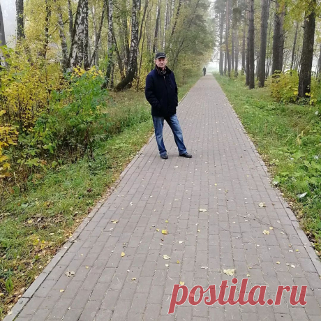 Photo by asjakaluga2 on October 02, 2021. May be an image of standing, footwear, tree, nature and road.