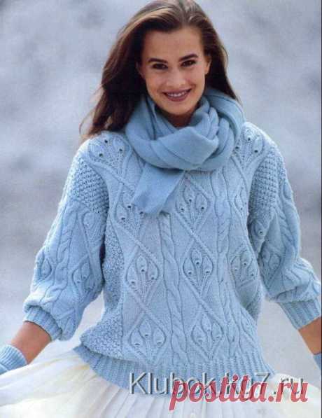 Голубой пуловер с узором из листьев | Клубок