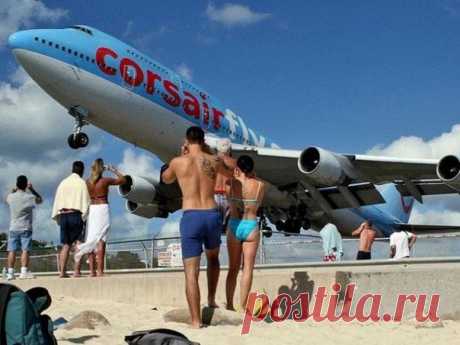 Пляж Махо (Maho Beach) - самый экстремальный пляж в мире, остров Сен-Мартен

Пляж в юго-западной части острова на территории самоуправляемого государственного образования Синт-Мартен, который входит в состав Нидерландов.

Пляж Махо (Maho Beach) - это белоснежные песоки, горячее солнце, кристально чистое море и пролетающие в нескольких метрах над головой авиалайнеры.