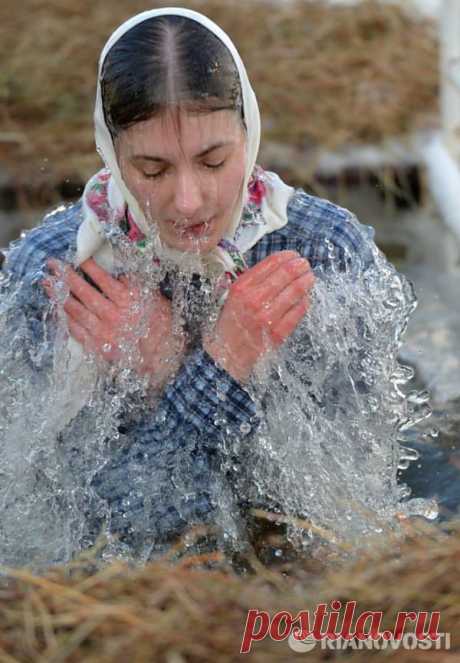 Epiphany Bathing in 2014/Woman taking a dip in Tobolsk. Photo by Alexei Malgavko. RIA Novosti