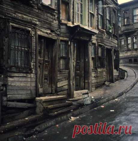 Заброшенный город-призрак с жуткими, полуразрушенными зданиями.
