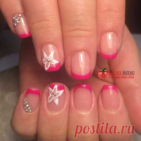 Ярко-розовый💅 френч на прозрачном фоне☁ смотрится очень утонченно🌷 и изящно. Нежные белые цветы🌻 и россыпь сияющих страз💎 придали такому маникюру оригинальности👑 и изысканности. Работа Алины💜 м.Кузьминки