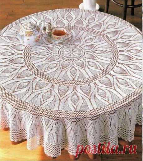 Красивая скатерть для круглого стола