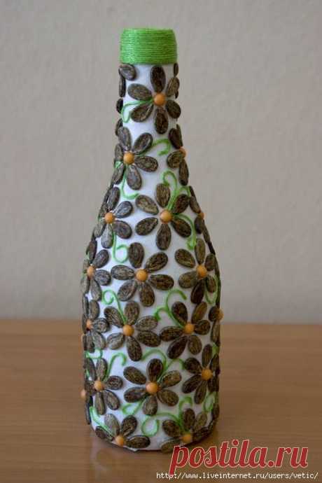 Декор бутылки арбузными семечками