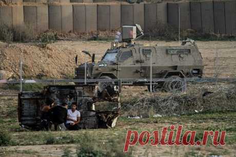 Израиль освободил третью группу палестинских заключенных. Израиль освободил третью группу палестинских заключенных из 39 человек, их привезли на автобусах в Рамаллу. Журналисты уточнили, что автобусы с бывшими палестинскими заключенными прибыли в Рамаллу из израильской тюрьмы Офер (находится в Бейтунии) и центра содержания «Аль-Маскобия» в Иерусалиме.