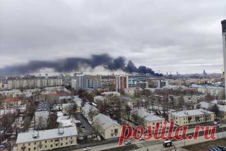 Пожар на территории «Уралмашзавода». Фотогалерея. На территории «Уралмашзавода» в Екатеринбурге загорелась кровля цеха на площади 4,5 тыс. кв. м. На предприятии заявили, что горящий объект ему не принадлежит и находится далеко от мощностей завода