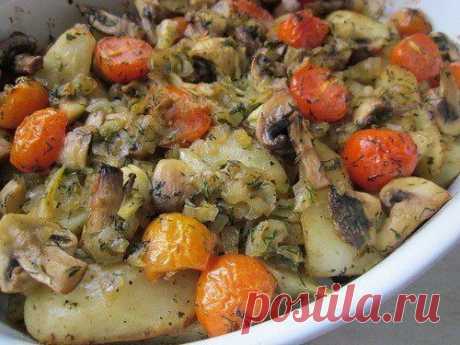 Картофель запеченный с грибами и томатами. Ингредиенты: Картофель —1кг. Острый перец — по вкусу ...