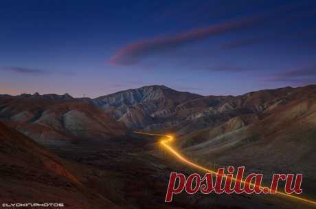 Около села Тезенкенд. Хызынский район, Азербайджан. Автор фото — Lyokin: nat-geo.ru/photo/user/45802/ Доброй ночи.