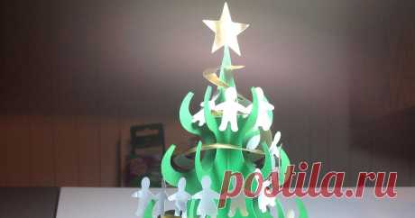 The Perfect Desktop Christmas Tree     This Christmas tree has all the elements of a big tree but in a desktop version.  I love the paper doll garland and the gold spiral garl...