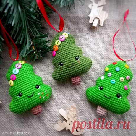 PDF Новогодняя ёлочка крючком. FREE crochet pattern; Аmigurumi toy patterns. Амигуруми схемы и описания на русском. Вязаные игрушки и поделки своими руками #amimore - новогодняя ёлка, маленькая ёлочка к Новому году, елка, елочка.