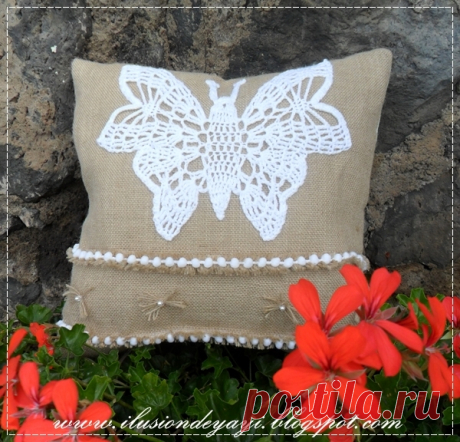 Бабочка для украшения подушки из мешковины.