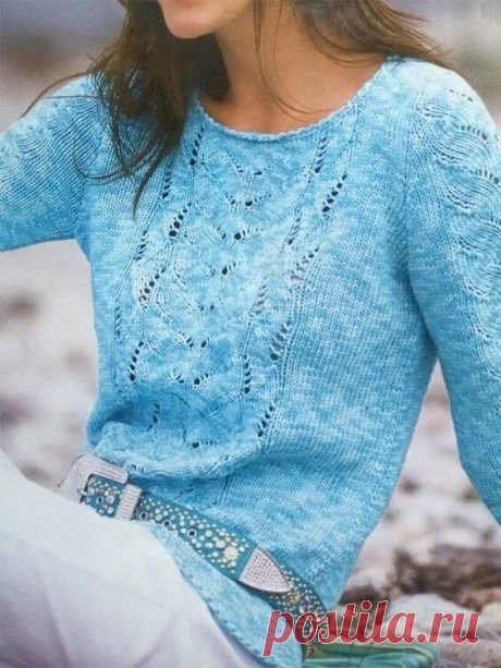 Джемпер небесного цвета с ажурными полосами по центру. Меланжевый пуловер небесного цвета с ажурными полосами по центру рукавов и переда. Модель наглядно демонстрирует как повседневность сочетается с женственностью и шармом.