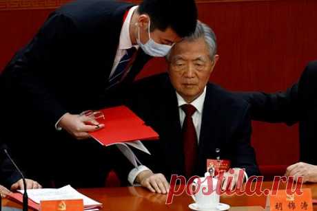 Названа причина ухода Ху Цзиньтао с церемонии закрытия съезда КПК. Бывший председатель Китайской народной республики Ху Цзиньтао мог покинуть XX съезд Коммунистической партии Китая (КПК) из-за плохого самочувствия. Об этом в субботу, 22 октября, сообщает агентство Xinhua в Twitter. Ху Цзиньтао настоял на том, чтобы присутствовать на съезде, хотя взял время для восстановления.