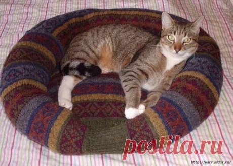 Кроватка для кошки из старого свитера