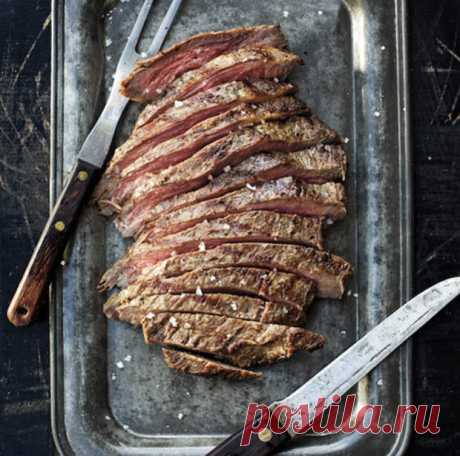 Секреты настоящих стейков: фланк стейк Джейми Оливера - Steak Lovers - 24 декабря - 43753600741 - Медиаплатформа МирТесен Если к стейку подается соус, то его ингредиенты должны быть подобраны так, чтобы не заглушать вкус мяса. Повар Джейми Оливер делает его на основе ароматных трав. Получается отличный аккомпанемент к мясу с выраженным вкусом, как фланк стейк. Фланк стейк 450 гр. Средние помидоры 2 шт. Зеленый лук 4 - 24 декабря - 43753600741 - Медиаплатформа МирТесен