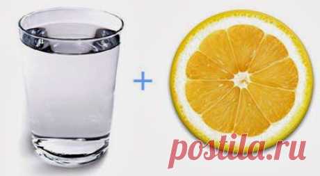 Оздоравливающий утренний напиток из воды с лимоном