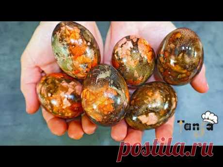 Пасхальные яйца - роспись яиц луковой скорлупой и гибискусом - мраморные яйца