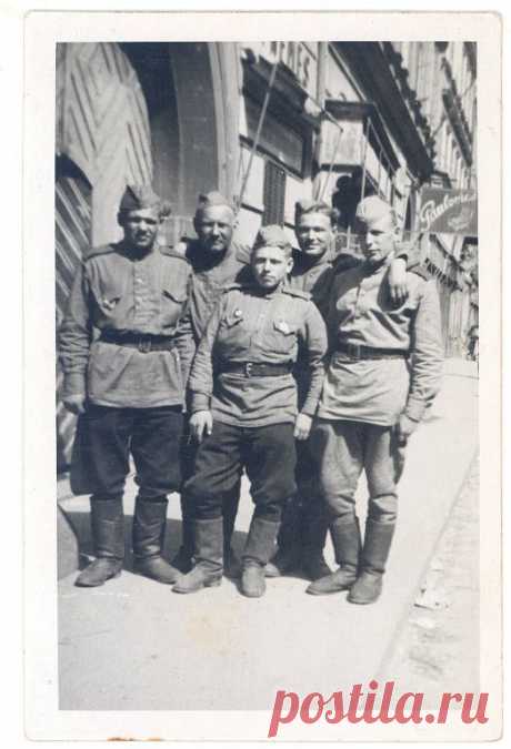 10.04.1945 г. Братислава после освобождения. Фотоснимок добавлен Татьяной Витман 12 апреля 2014 года в Однокласниках в группе &quot;4-я ГВДД&quot;