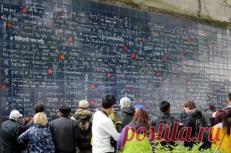 Стена любви в Париже

Париж держит марку самого романтичного города в мире. В 2000 году на Монмартре открыли «Стену любви», на которой фраза «Я люблю тебя» написана на 311 языках (включая шрифт Брайля для слепых). Площадь исписанной поверхности – 40 квадратных метров, стена покрыта 612-ю плитками.