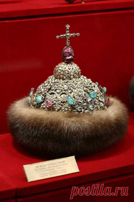 Алмазная шапка - первый венец царя Петра I.
В этом головном уборе примечательно то, что по высоте и окружности она значительно уступала аналогичной «алмазной шапке» старшего брата Петра I – Ивана V.