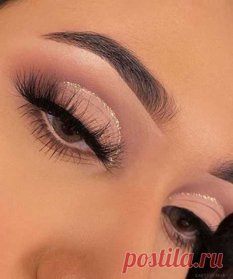 59. Natural Glam This makeup idea features stunning natural glam with gold line and finished off with long lashes. It is a gorgeous look...