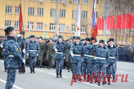 Почтили имена Героев. В Самаре прошёл Парад Памяти. Во вторник, 7 ноября, в областной столице на площади им. Куйбышева состоялся Парад Памяти, приуроченный к легендарному военному параду в запасной столице, состоявшемуся в этот день 82 года назад.