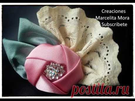 Tocado en flor de tela pequeño. Little fabric flower brooch.