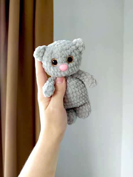 PDF Котёнок крючком. FREE crochet pattern; Аmigurumi animal patterns. Амигуруми схемы и описания на русском. Вязаные игрушки и поделки своими руками #amimore - плюшевый котик, маленький котёнок из плюшевой пряжи, кот, кошечка, кошка.