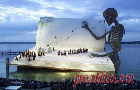 Гигантская книга-сцена на озере Констанц в городе Брегенц, Австрия