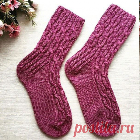 РАЗМЕРЫ 
38-40 - российские 
 
ВАМ ПОНАДОБИТСЯ 
Пряжа Nako Pure Sock Plus 75% шерсть, 15% полиамид (200 м/100 г); 
чулочные спицы №3; 
дополнительные спицы. 
 
ОПИСАНИЕ РАБОТЫ 
 
МАНЖЕТА 
Набираем 64 петли на чулочные спицы (+1 петля для замыкания в круг), распределяем петли на спицы равномерно. Далее вяжем манжету резинкой: 2 лиц.п., 2 изн.п. - 10-12 рядов. 
 
ПАГОЛЕНОК 
Вяжем по схеме два-три раппорта, затем вяжем ещё 5 рядов узора. На шестом ряду переходим к формировани...