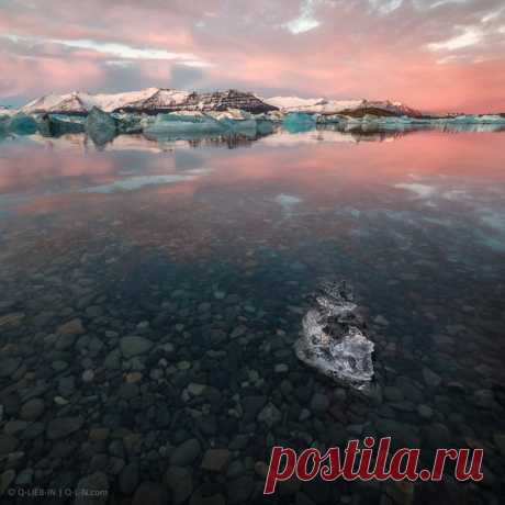 Закат в исландской лагуне. Автор фото – Q-lieb-in: nat-geo.ru/photo/user/52530/