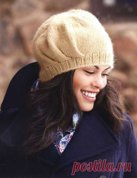 Вяжем спицами красивые шапки со складками сбоку или на затылке для женщин – 2 модели с описанием и МК видео