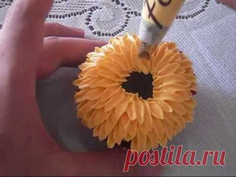 how to pipe a buttercream chrysanthemum flower