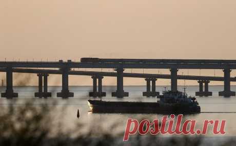 В очереди перед Крымским мостом скопилось 600 машин. В очереди на Крымский мост со стороны Тамани по данным на 14:00 стояло 460 машин, со стороны Керчи — 150 автомобилей, сообщил телеграм-канал об оперативной информации на мосту.