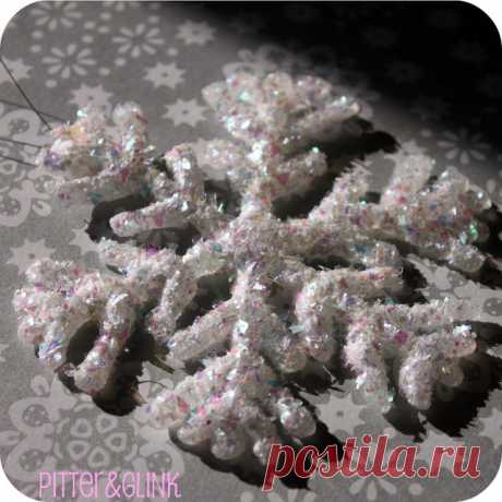 Hot Glue Glittered Snowflake Ornaments featuring Bethany from Pitter & Glink {Handmade Ornament No.11} - bystephanielynn