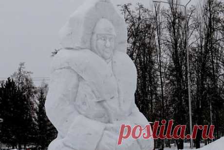 В российском городе нашли сестру скандальной «Аленки». Снежная скульптура в Бердске Новосибирской области напугала пользователей сети. Россиянам показалась жуткой фигура Снегурочки на площадке «Праздничная» в центре города. Фото сооружения опубликовали в сообществе «Подслушано Самара» во «ВКонтакте». Некоторые сравнили скульптуру со скандальной нововоронежской «Аленкой».